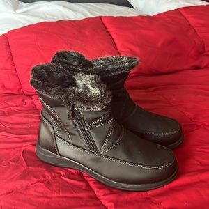 Brand new shoes without box . Faux fur inside keep ur feet warm. Water resistant